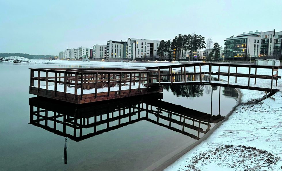 Aurinkolahden rantaan on tullut laituri talviuimareita varten. Kuva: Timo Honkanen