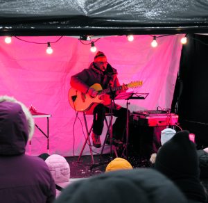 Mikko Alatalo viihdytti ja laulatti yleisöä.