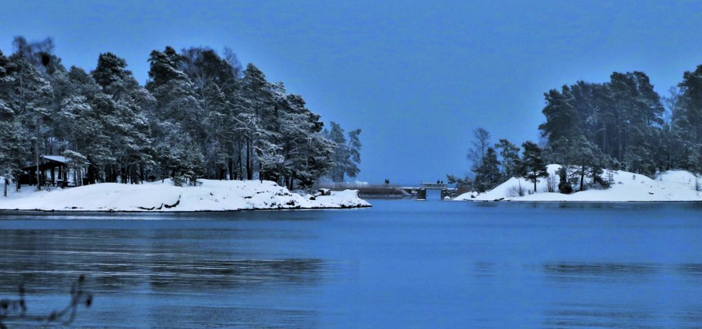 Nuottasaaren sillalla muutamat nauttivat lumen ja meren maisemasta. Kuva: Matti Koivisto