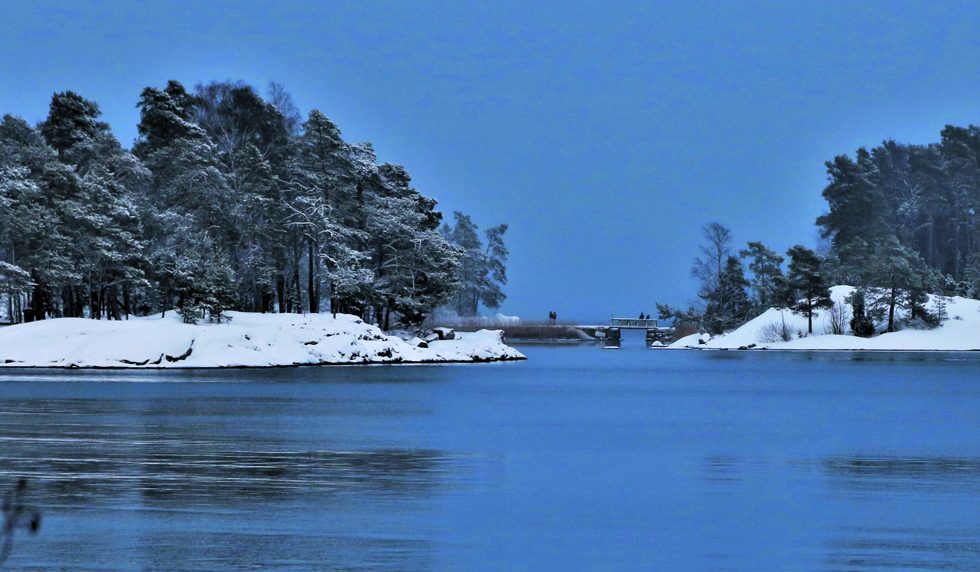 Nuottasaaren sillalla muutamat nauttivat lumen ja meren maisemasta. Kuva: Matti Koivisto