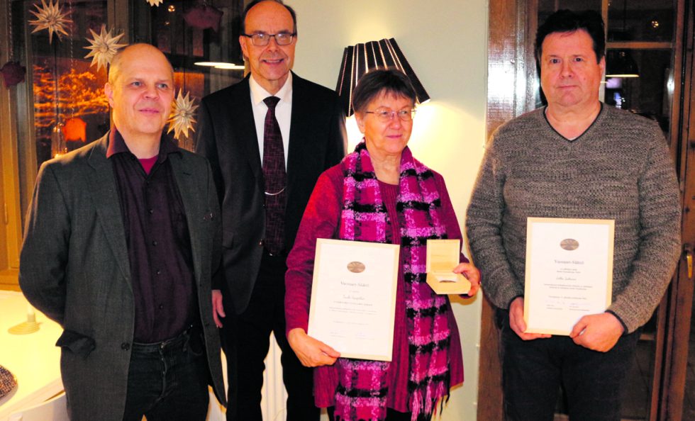 Vuosaari-Säätiö valitsi vuoden 2021 Vuoden vuosaarelaiseksi Tuula Syrjälän. Kunniamaininnalla palkittiin Jukka Isohanni. Palkitsemistilaisuus pidettiin Rastilan kartanolla Cafe Monamissa tiistaina 13.12. Kuvassa vasemmalta: Pertti Tossavainen ja Heikki Hurtta Vuosaari-Säätiöstä sekä palkitut Tuula Syrjälä ja Jukka Isohanni.