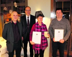 Vuosaari-Säätiö valitsi vuoden 2021 Vuoden vuosaarelaiseksi Tuula Syrjälän. Kunniamaininnalla palkittiin Jukka Isohanni. Palkitsemistilaisuus pidettiin Rastilan kartanolla Cafe Monamissa tiistaina 13.12. Kuvassa vasemmalta: Pertti Tossavainen ja Heikki Hurtta Vuosaari-Säätiöstä sekä palkitut Tuula Syrjälä ja Jukka Isohanni.