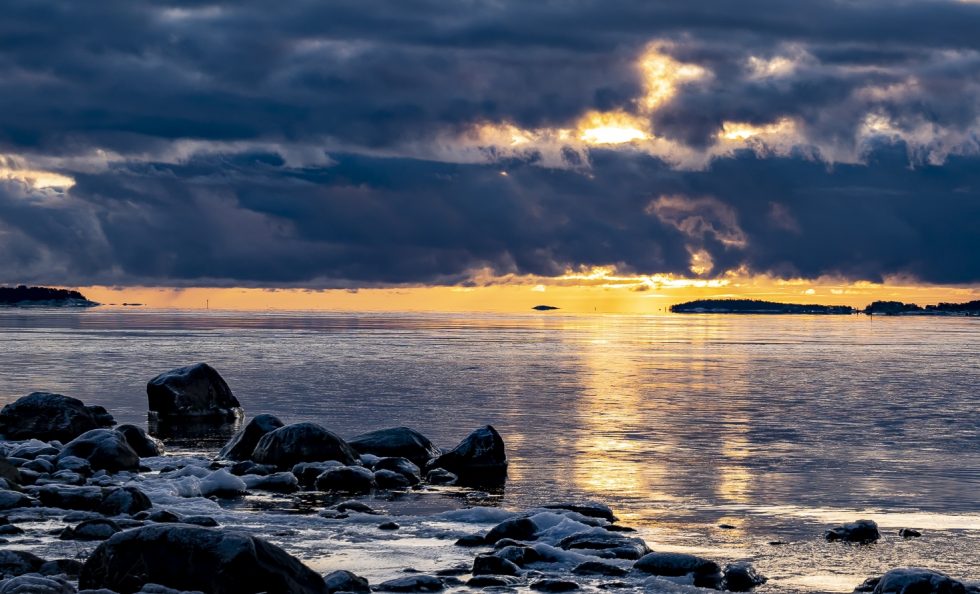 Jouluaamun auringon nousu Uutelassa