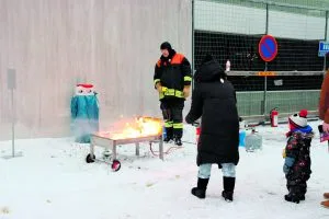 4.5. järjestettävässä tapahtumassa on yleisöllä mahdollisuus harjoitella alkusammutusta. Kuva vuoden 2023 tapahtumasta.