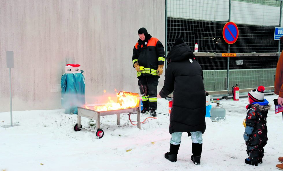 4.5. järjestettävässä tapahtumassa on yleisöllä mahdollisuus harjoitella alkusammutusta. Kuva vuoden 2023 tapahtumasta.