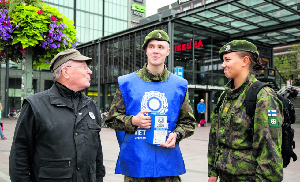 Reservin majurina Viljo Lehtoselle on selvää, että keräystoiminta on mitä parhainta koulutusta ja kansalaiskasvatusta. Kuvassa Viljo antamassa ohjeita keräysosaston johtajalle.