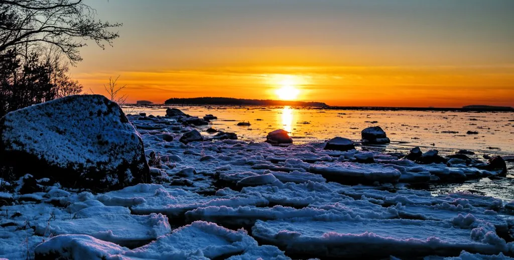 Aurinko nousee jään takaa. Kuva: Seppo Hatakka