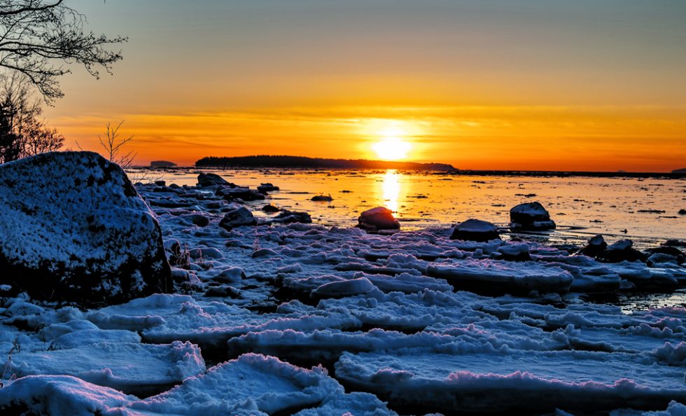 Aurinko nousee jään takaa. Kuva: Seppo Hatakka