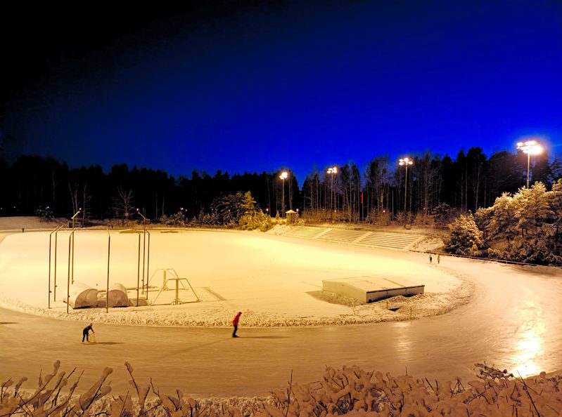 Heteniityntieltä löytyy kaukalon ja luistelukentän lisäksi yleisurheilukentälle jäädytetty, retkiluistelijoidenkin suosima luistelurata.