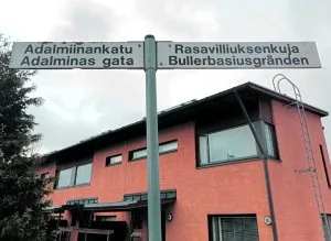 Mistä ovat Vuosaaren kadut, kuten kuvan Adalmiinankatu ja Rasavilliuksenkuja, saaneet nimensä?