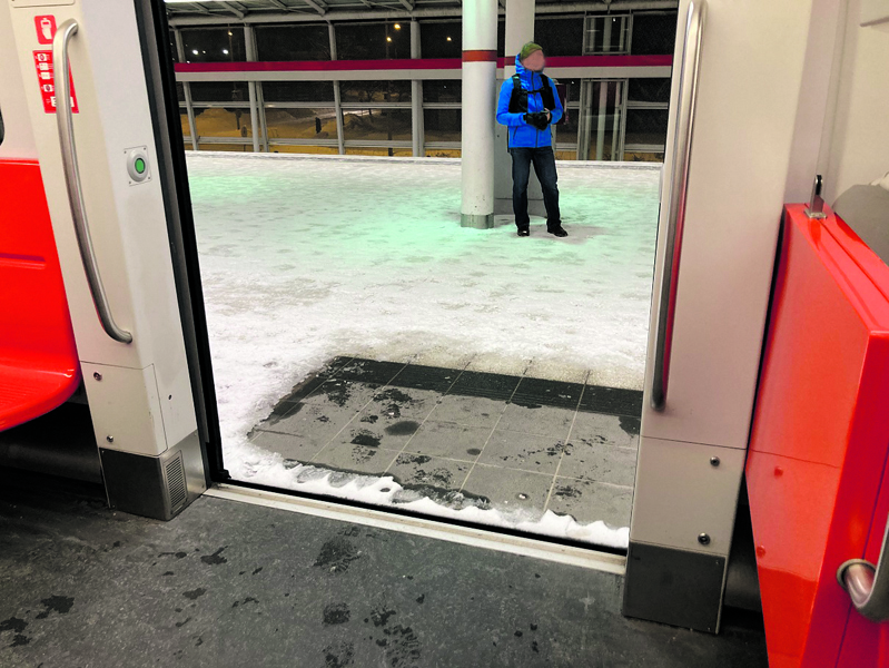 Vuosaaren metroasemalle kertyy välillä lunta, joka voi olla liukasta. Asemalaiturilla ei kuitenkaan enää liukastella metroon noustessa, sillä lumi on osin sulatettu ja metro pysähtyy juuri sulien paikkojen kohdalla. Kiitos HSL! Terveisin Jorma