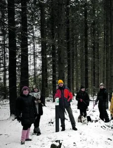 Retkeläisiä tutustumassa Uutelan metsään ja sinne suunniteltuun uuteen tielinjaukseen.