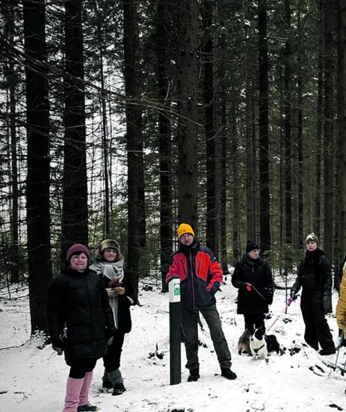 Retkeläisiä tutustumassa Uutelan metsään ja sinne suunniteltuun uuteen tielinjaukseen.