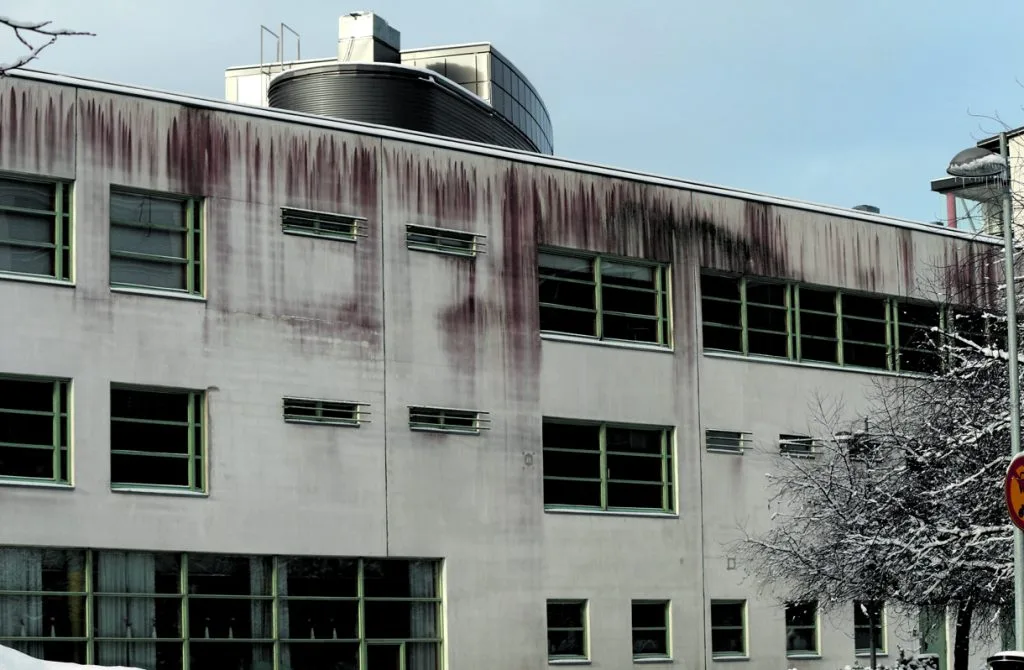 Aurinkolahden peruskoulun ja päiväkoti Auringonpilkun rakennus Villiruusunkuja 4:ssä menee vuonna 2024 julkisivu- ja vesikattoremonttiin. Päiväkotilapset ja koululaiset joutuvat vuodeksi väistötiloihin Vartiokylään asti. Rakennus on valmistunut vuonna 2001 arkkitehti Kaarina Löfströmin suunnittelemana. Kuvasta näkyy hyvin julkisivun huono kunto.