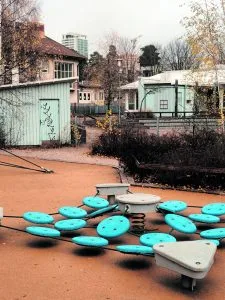 Suunnitteluperiaatteissa alueen päiväkoteja tarkastellaan yhtenäisenä verkostona. Samalla pohditaan, mitkä päiväkodit mahdollisesti puretaan ja mihin ja milloin ehkä rakennetaan uusi päiväkoti.