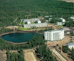Pohjois-Vuosaaren kerrostalojen rakentaminen alkoi 1960-luvulla. Kuvassa taka-alalla nousee taloja Neitsytsaarentielle, etualalla Kivisaarentielle. Kangaslammesta ylävasemmalla on Gulfin huoltoasema ja kuvan oikeassa reunassa juuri valmistunut Pohjoinen ostoskeskus. Kuva: Studio B. Möller 1965, Helsingin kaupunginmuseo