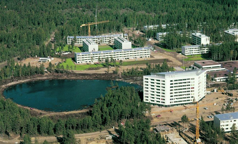 Pohjois-Vuosaaren kerrostalojen rakentaminen alkoi 1960-luvulla. Kuvassa taka-alalla nousee taloja Neitsytsaarentielle, etualalla Kivisaarentielle. Kangaslammesta ylävasemmalla on Gulfin huoltoasema ja kuvan oikeassa reunassa juuri valmistunut Pohjoinen ostoskeskus. Kuva: Studio B. Möller 1965, Helsingin kaupunginmuseo