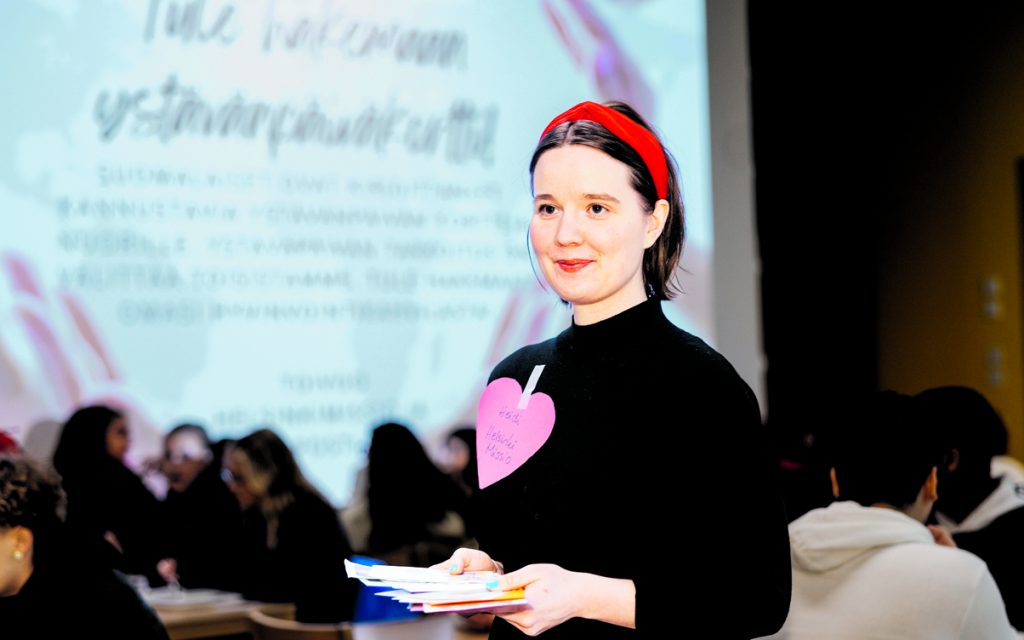 HelsinkiMission yksinäisyystyön asiantuntija Heidi Östling jakoi ystävänpäiväkortteja Vuosaaren lukiossa.       Kuva: Jani Laukkanen