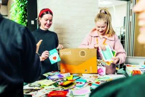 HelsinkiMission yksinäisyystyön asiantuntija Heidi Östling ja School to Belong -ohjelman koordinaattori Silva Saulio ja valmistautuvat jakamaan ystävänpäiväkortteja nuorille
