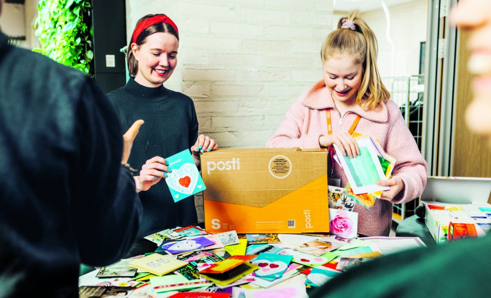 HelsinkiMission yksinäisyystyön asiantuntija Heidi Östling ja School to Belong -ohjelman koordinaattori Silva Saulio ja valmistautuvat jakamaan ystävänpäiväkortteja nuorille