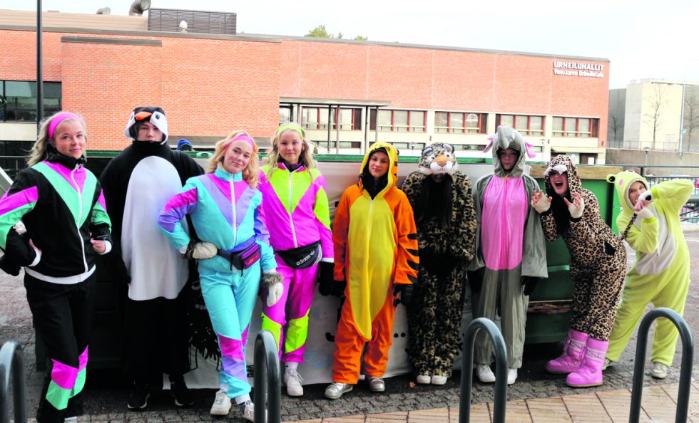 Ylioppilaskirjoituksiin valmistautuvat opiskelijat eli abit lähtivät penkkariajelulle Mosaiikkiraitilla sijaitsevan Vuosaaren lukion luota torstaina 9.2. Kahden rekan lavalla oli yhteensä noin 80 abia.