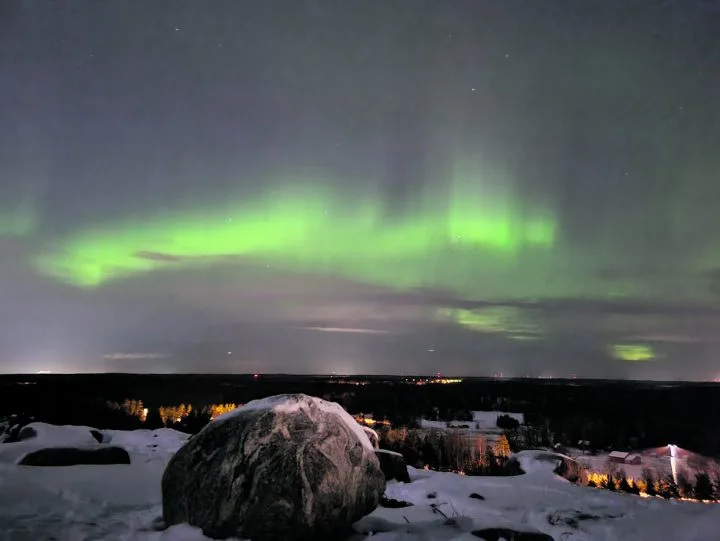 27.2.2023 noin parikymmentä ihmistä oli kerääntynyt Vuosaaren huipulle revontulia ihailemaan. Terkuin, -Jani Toivokoski