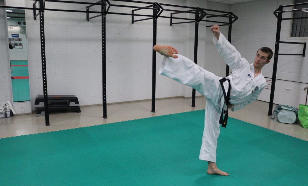 Árpád Demeter kisailee taekwondon liikesarjoissa ja erikoistekniikoissa.