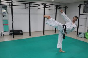 Árpád Demeter kisailee taekwondon liikesarjoissa ja erikoistekniikoissa.
