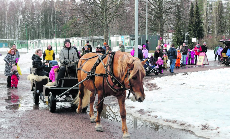 12-vuotiaalla Tuohivirsulla riitti kyyditettäviä jonoksi asti.