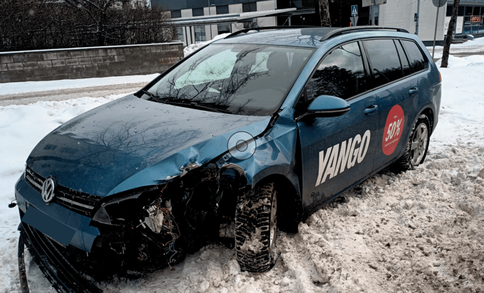 Keskiviikkona 8.3. noin kello 13 aikaan törmäsi Volkswagen-merkkinen taksi Kallvikintien ja Tyynylaavantien risteyksen lähellä tien kaistojen välissä olevan puun metallikehikkoon. Ennen puuhun törmäystä auto oli kyntänyt jonkin matkan kaistojen välisessä keskiosassa. Auto romuttui etukulmastaan melko pahoin.
