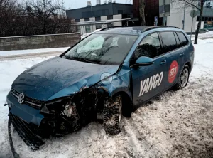 Keskiviikkona 8.3. noin kello 13 aikaan törmäsi Volkswagen-merkkinen taksi Kallvikintien ja Tyynylaavantien risteyksen lähellä tien kaistojen välissä olevan puun metallikehikkoon. Ennen puuhun törmäystä auto oli kyntänyt jonkin matkan kaistojen välisessä keskiosassa. Auto romuttui etukulmastaan melko pahoin.