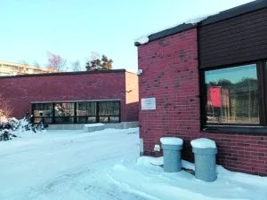 Vanha lukiorakennus sijaitsee osoitteessa Vuosaarentie 7.