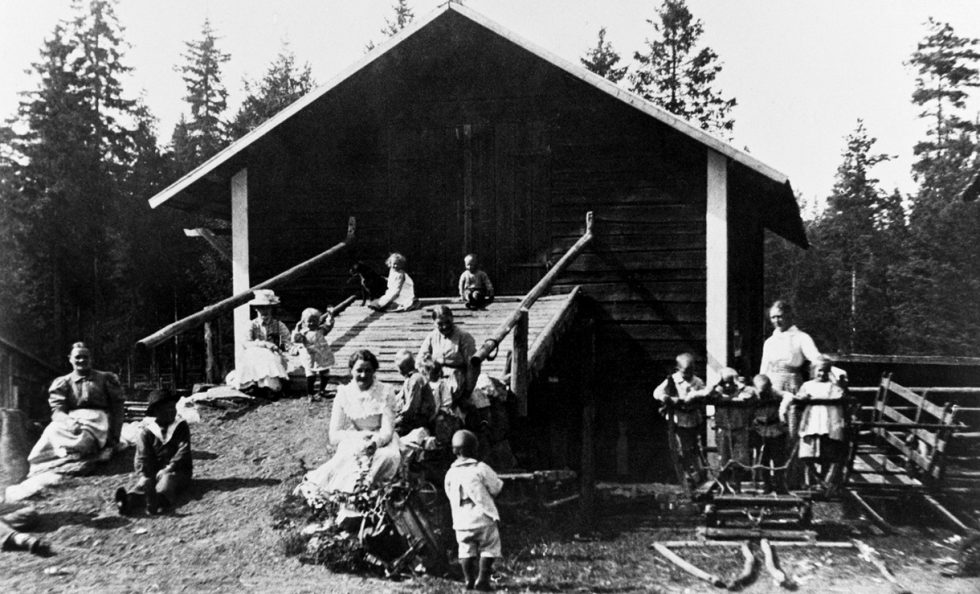 Kuvassa väkeä navetan päädyssä Marielundin tilalla vuonna 1903. Marielundin tilan paikalla Satamasaarentiellä on nykyisin Vuosaaren kirkko. Vasemmalla Alma Lindberg, Otto Mickelsson, Ingrid Svanström, Ragnar Lassenius, Hekku-koira, Elsa Lindberg. Keskellä edessä: Elin Schulman, Kalle, Martha, Emilia, Arthur. Keskellä selin: Torbjörn Lassenius. Oikealla takana: Valborg Lassenius, hänen edessään Ingiald Lassenius, Tor-Erik Roos, Gunnar Lassenius, Ingeborg. Kuva: Harald Svanström, 1903, Helsingin kaupunginmuseo