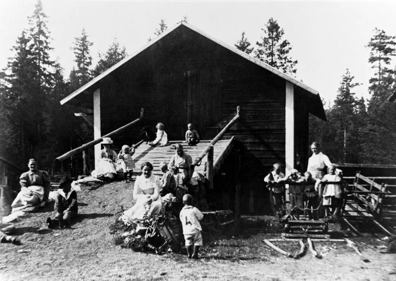 Kuvassa väkeä navetan päädyssä Marielundin tilalla vuonna 1903. Marielundin tilan paikalla Satamasaarentiellä on nykyisin Vuosaaren kirkko. Vasemmalla Alma Lindberg, Otto Mickelsson, Ingrid Svanström, Ragnar Lassenius, Hekku-koira, Elsa Lindberg. Keskellä edessä: Elin Schulman, Kalle, Martha, Emilia, Arthur. Keskellä selin: Torbjörn Lassenius. Oikealla takana: Valborg Lassenius, hänen edessään Ingiald Lassenius, Tor-Erik Roos, Gunnar Lassenius, Ingeborg. Kuva: Harald Svanström, 1903, Helsingin kaupunginmuseo