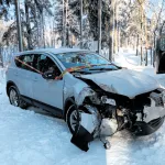 Auto päin mäntyä Kallvikinniementiellä