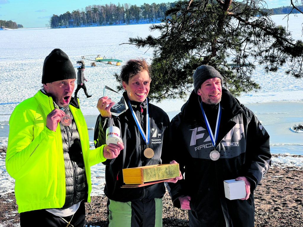 Rantapuiston hiekkarannalla SM-mitalistit vasemmalta John Winqvist  (NJK), Teemu Rantanen (VP) ja Kimmo Peltonen (KP/Kokkola).