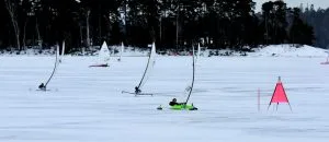 Kotivesillään Kallahden selällä purjehtinut Teemu Rantanen (L-137) kiersi ylämerkkiä vauhdikkaasti.