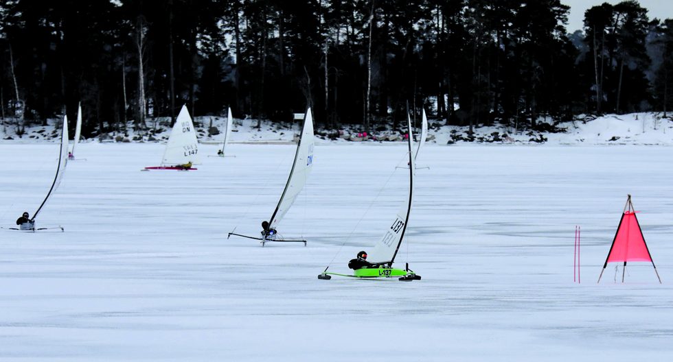 Kotivesillään Kallahden selällä purjehtinut Teemu Rantanen (L-137) kiersi ylämerkkiä vauhdikkaasti.