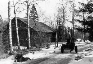 Kuva on 1960-luvulta. Hevosmies Nyysti tulossa Rastilan metroaseman suunnasta Venemestarintietä kohti. Mutkan takana on kuusiaita ja nykyinen Venemestarintie 8. Kuva: Sirkka Virkkala