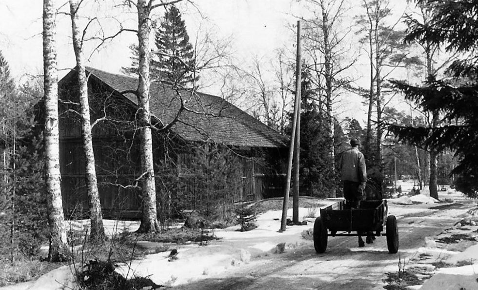 Kuva on 1960-luvulta. Hevosmies Nyysti tulossa Rastilan metroaseman suunnasta Venemestarintietä kohti. Mutkan takana on kuusiaita ja nykyinen Venemestarintie 8. Kuva: Sirkka Virkkala