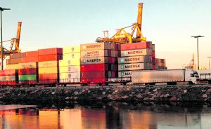 Helsingin satamien rahtiliikenteen kokonaistavaraliikenteen määrä vuonna 2022 oli ennätykselliset 15,2 miljoonaa tonnia. Se oli 5,6 % enemmän kuin vuonna 2021. Kuva Vuosaaren satamasta.