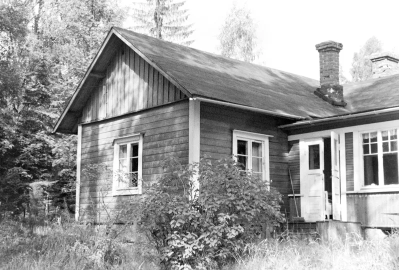 Oikealla Ullaksen huvila Kallahdessa vuonna 1970. Ullas on entinen kalastajatila. Nyt se on remontoitu kahvila Ullakseksi.Kuva: Kicki Thelestam, 1970, Helsingin kaupunginmuseo
