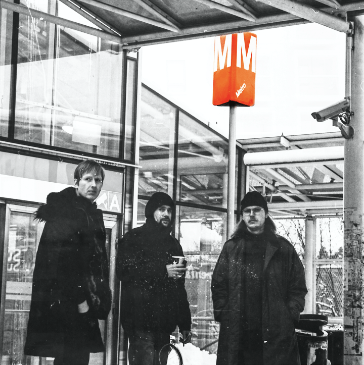 Kalervo Rivieran Vuosaari-musiikkivideota kuvattiin Vuosaaressa. Metroaseman edessä vasemmalta alkaen Miika Kyyrö, Tyko Haapala ja Ville Laamanen.  Musiikkivideon voi katsoa tämän artikkelin perässä.