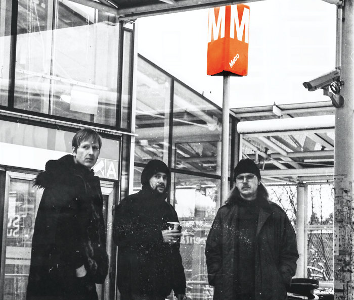 Kalervo Rivieran Vuosaari-musiikkivideota kuvattiin Vuosaaressa. Metroaseman edessä vasemmalta alkaen Miika Kyyrö, Tyko Haapala ja Ville Laamanen.  Musiikkivideon voi katsoa tämän artikkelin perässä.