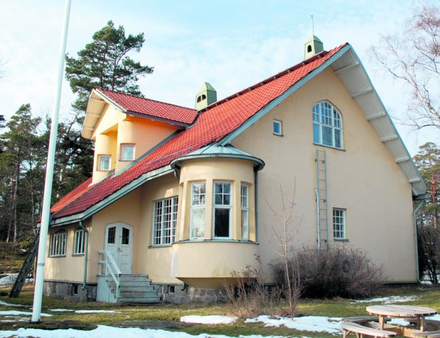 Villa Vuosanta sijaitsee Hallkullanniemessä.