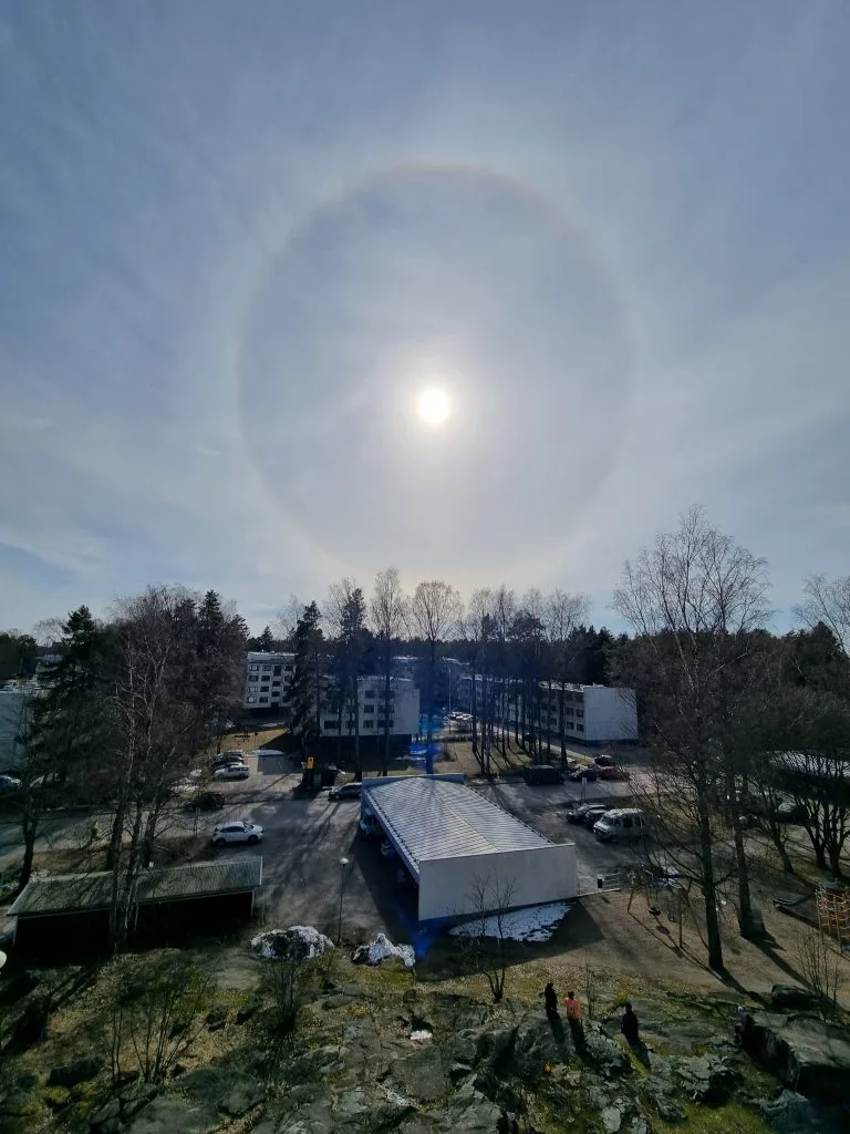 Pääsiäispäivän haloilmiö Isonvillasaarentien lounaistaivaalla 9.4. Kuva: Jani Toivokoski