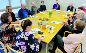Aamiaistilaisuus sidosryhmille järjestettiin myös Helanderin palvelutalossa Koukkusaarentiellä.