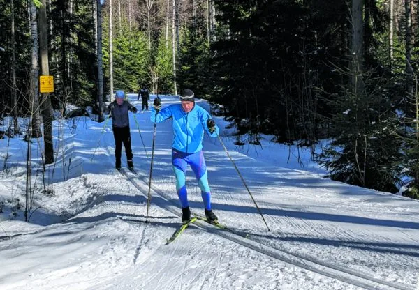 Mustavuoressa ladut ovat vielä hyvässä kunnossa ja hiihtäjiä riittää. Saa nähdä, hiihdetäänkö Mustavuoressa tänä keväänä vielä vapun tietämillä? Kuva oikealla: Matti Pöhö