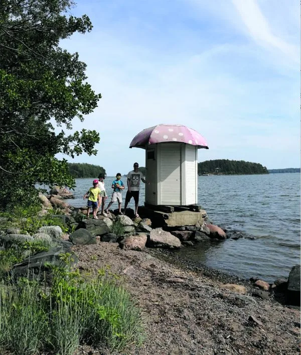 Kotiluodon vanha sienimäinen pukukoppi.