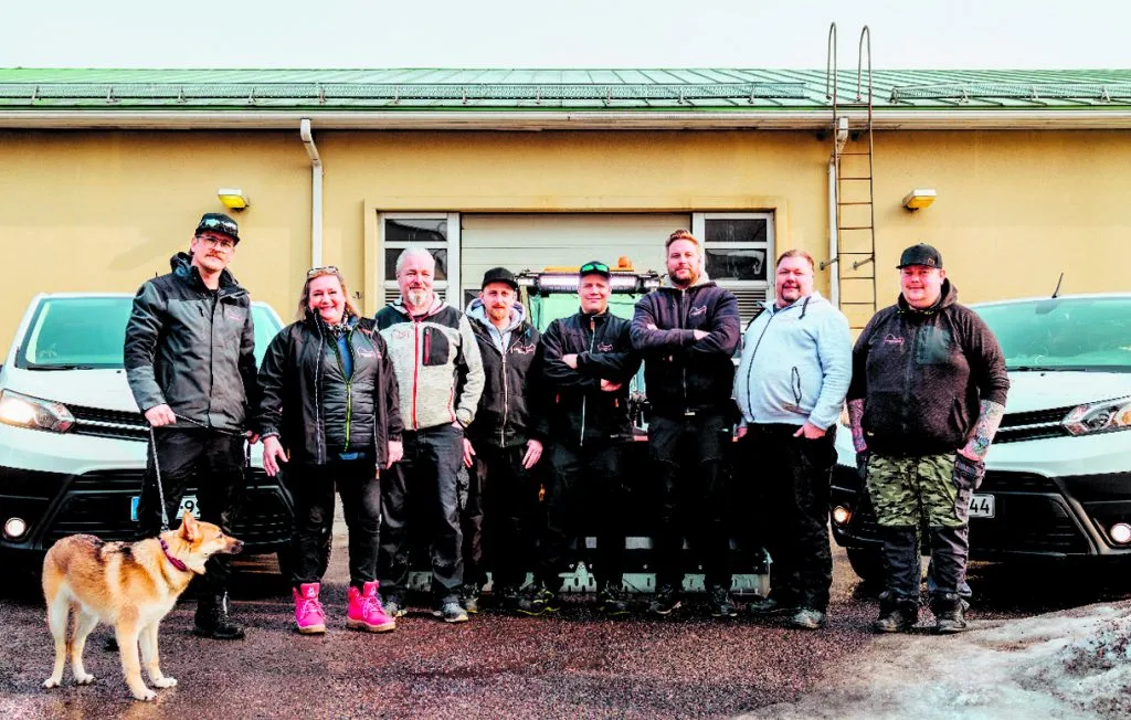 Kuvassa Linnavuoren Huollon henkilökunta maaliskuussa 2022 Vartioharjun tallin edessä. Toimitusjohtaja Mikko Lehtokari vasemmalla.